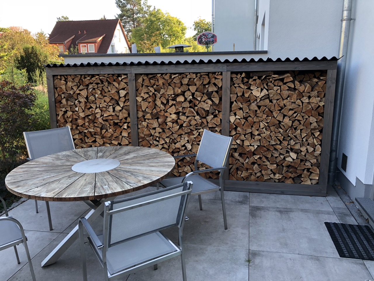 KAMINHOLZREGAL AUS AHAUS FINDET EIN TOLLES PLÄTZCHEN IN DER BUNDESHAUPTSTADT BERLIN